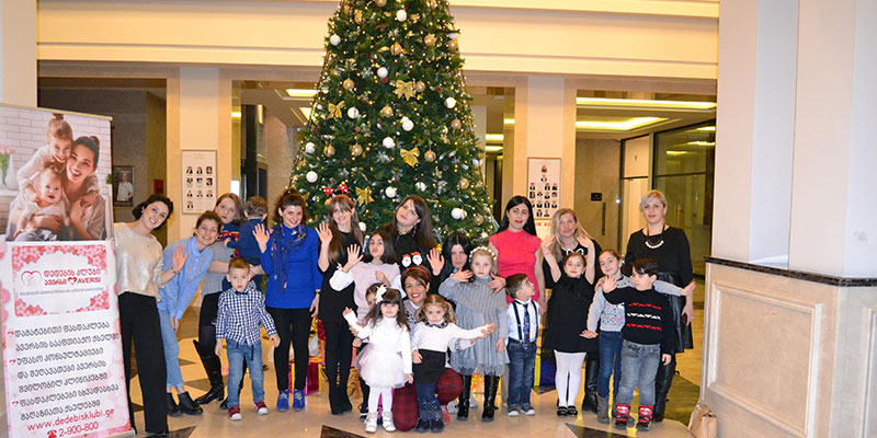 დედების კლუბის იუბილე კლუბის წევრებთან ერთად