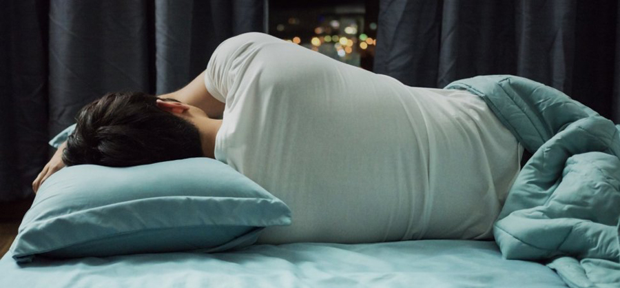 რა იწვევს და როგორ მკურნალობენ ძილის აპნოეს?
